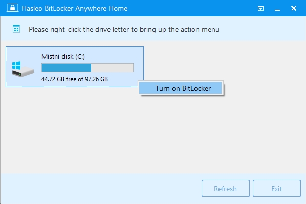 Program BitLocker Anywhere má naprosto triviální uživatelské rozhraní, ve kterém vidíte jen přehled pevných disků instalovaných v počítači a jejich oddílů. Nastavení šifrování BitLocker spustíte, když kliknete na zvolený disk či oddíl pravým tlačítkem myši a použijete volbu »Turn on BitLocker«. | Zdroj: BitLocker Anywhere Pro 8