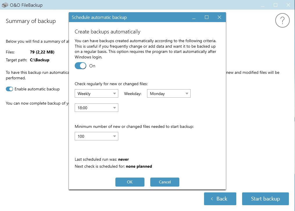 Po výběru umístění záložních dat je potřeba ještě nastavit časový plán pravidelného zálohování, které může probíhat denně, týdně nebo jednou za měsíc. Šikovná je možnost určit minimální množství nových nebo změněných souborů pro spuštění zálohování. | Zdroj: O&O FileBackup