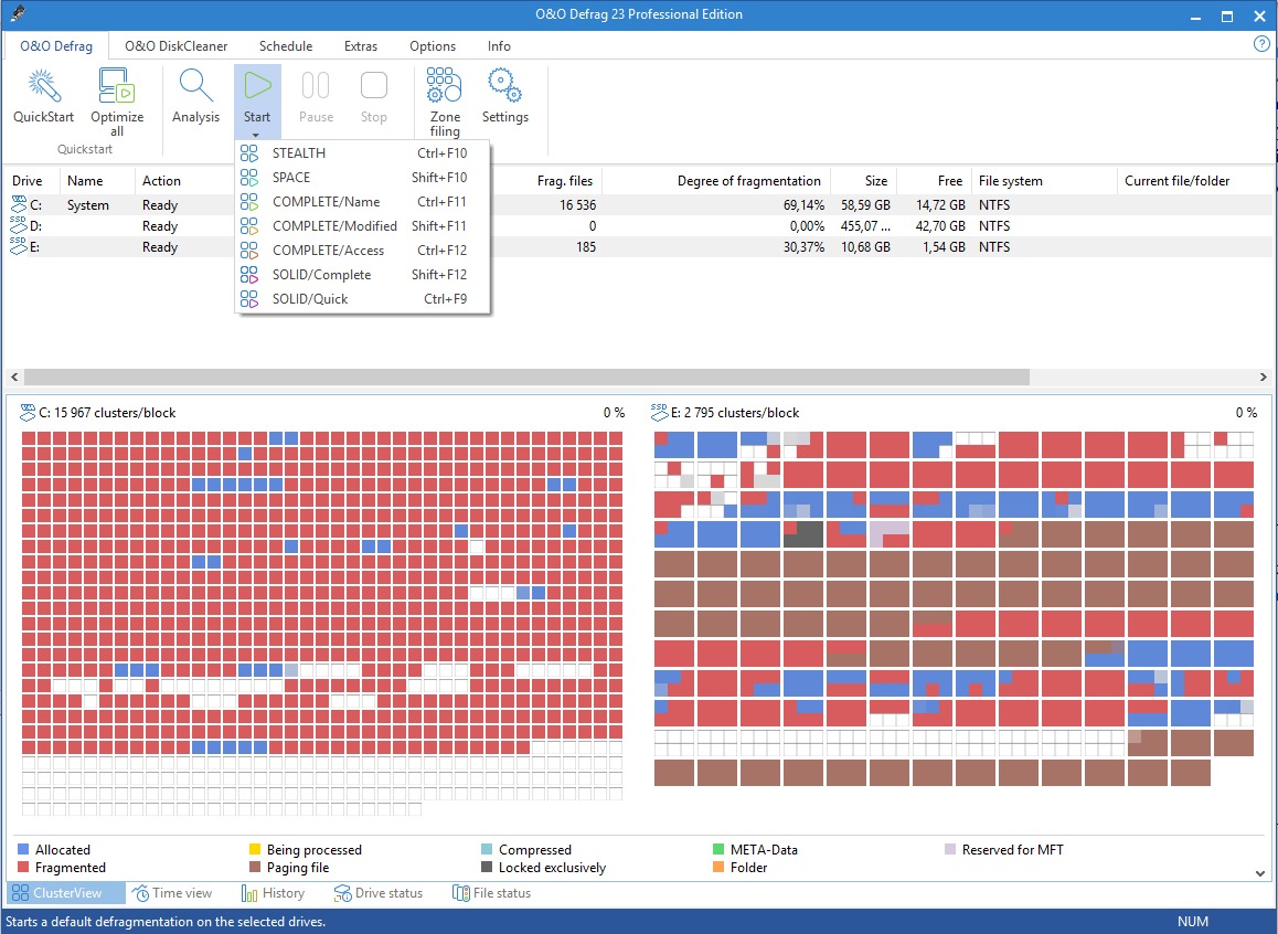 V okně programu vyberte jeden nebo více disků, které chcete defragmentovat a z nabídky tlačítka »Start« vyberte metodu defragmentace (pro první defragmentaci doporučuje výrobce metody »Stealth« nebo »Space«). Pro defragmentaci pevných disků jsou určené metody »SOLID/Complet« a »SOLID/Quick«. O&O Defrag si hlídá to, zda pracuje s klasickým pevným diskem nebo s diskem SSD – v případě defragmentace SSD disku vás upozorní a sám navrhne použití metody Solid. | Zdroj: O&O Defrag 23 Pro