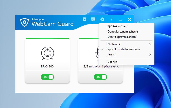 Ashampoo WebCam Guard nemá prakticky žádná nastavení, ale přesto se po kliknutí na tlačítko s ozubeným kolem přesvědčte, že je aktivována funkce „Spustit při startu Windows“, která zajistí, že se program na blokování webkamery a mikrofonu automaticky spustí při každém restartu počítače. | Zdroj: WebCam Guard