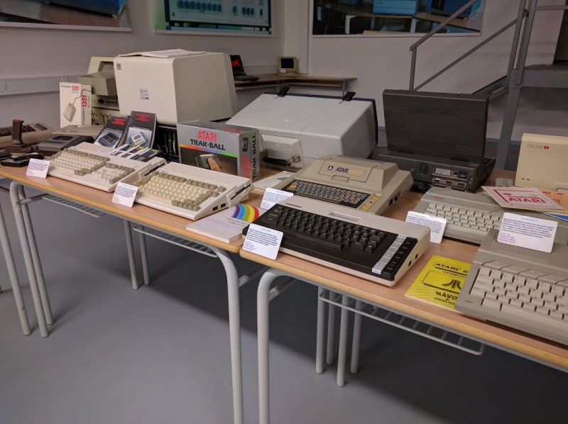 Atar  800XL - dmácí 8bitový počítač z roku 1983. Měl 64 KB paměti a zabudovaný Basic.