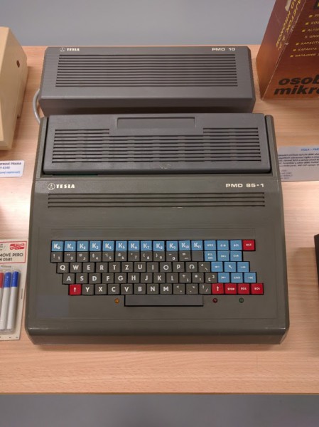 PMD 85 (Piešťanský Mikropočítač Displejový) - 8bitový osobní počítač z roku 1985. Podobně jako IQ 151 využívaný hlavně k výuce ve školách.