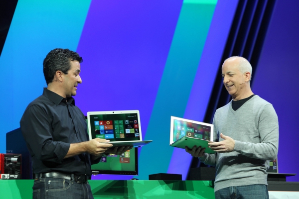 Mike Angiulo a Steven Sinofsky předvádějí tenké notebooky s Windows 8