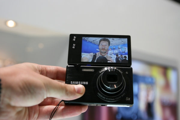 Displej kompaktu Samsung MultiView MV800 můžete úplně přetočit, takže snadněji pořídíte autoportrét.