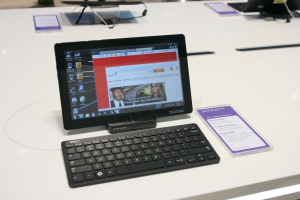 Další tablet - tentokrát model SLATE PC série 7 se systémem Windwos 7. Dodává se k němu i bezdrátová klávesnice a 
