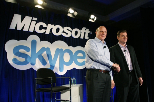 Steve Ballmer a Tony Bates ohlašují převzetí Skypu Microsoftem.