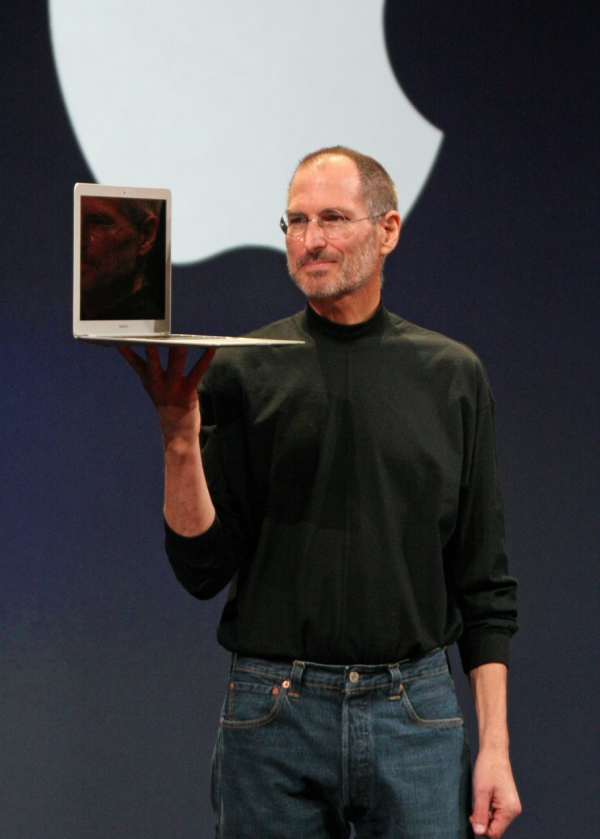 Steve Jobs v roce 2008 předvádí MacBook Air (foto: Matt Yohe; CC-BY-3.0)