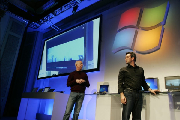 Steven Sinofsky a Mike Angiulo předvádějí na veletrhu CES nové modely počítačů s Windows 7 i prototypy s ARM.