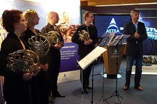 Slavnostní spuštění: vpravo programový ředitel Brava 3D, Rob Overman, vlevo kvarteto lesních rohů Gelderského orchestru.
