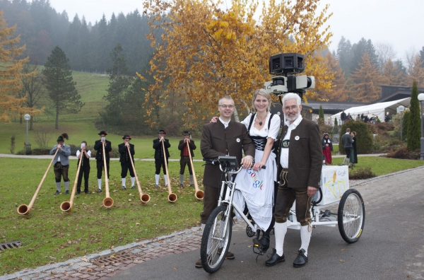Oberstaufenští, se zástupcem Googlu z Mnichova (v popředí vlevo), vítají Google Street View