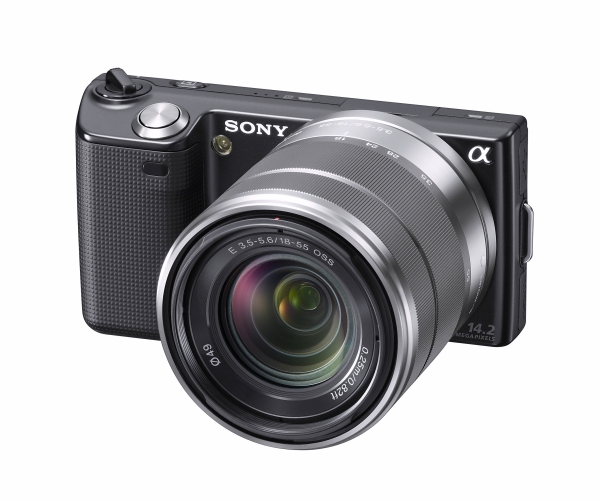 Sony α NEX‑5 — tenký prcek s velkým objektivem; díky naprosto minimalistickému designu je to prý nejmenší fotoaparát s výměnnými objektivy na světě; uvnitř snímač APS‑C.