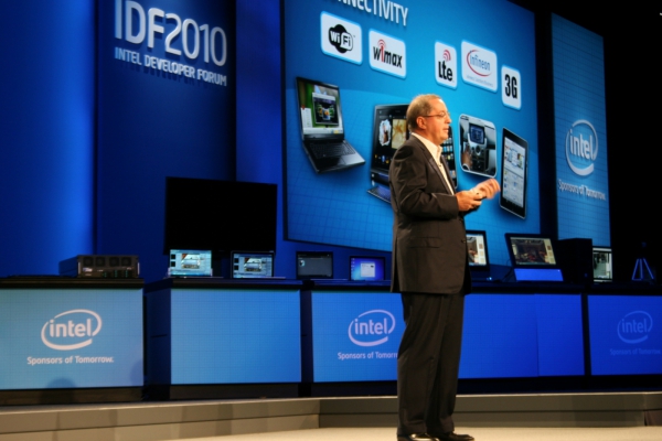 Paul Otellini, prezident a generální ředitel společnosti Intel, představuje novou generaci procesorů Core s kódovým jménem Sandy Bridge. Jejich výkon bude samozřejmě zase o něco vyšší a tím i možnosti zařízení na těchto procesorech založených.
