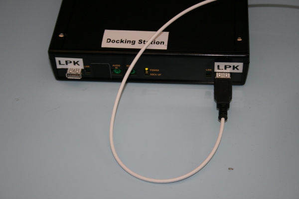 Docking station Light Peak používá fyzicky stejné konektory jako USB, ale jedná se o úplně jinou a nekompatibilní technologii pro připojení komponent. 