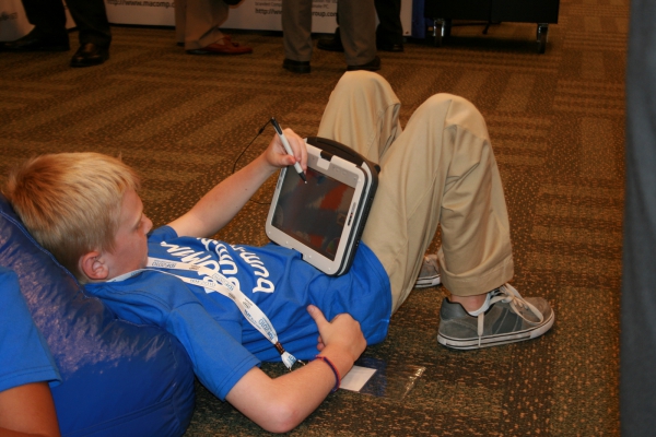 Intel Classmate PC – jednoduché zařízení pro studenty. Může se použít jako notebook i jako tablet a slouží jako učební pomůcka