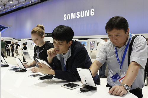 Návštěvníci IFA 2010 prohlížejí Samsung Galaxy Tab