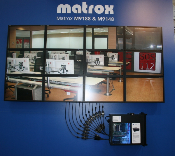 Grafické karty Matrox výkonnostně zaostávají a tak nabízejí alespoň zajímavé funkce – možnost připojit více monitorů.
