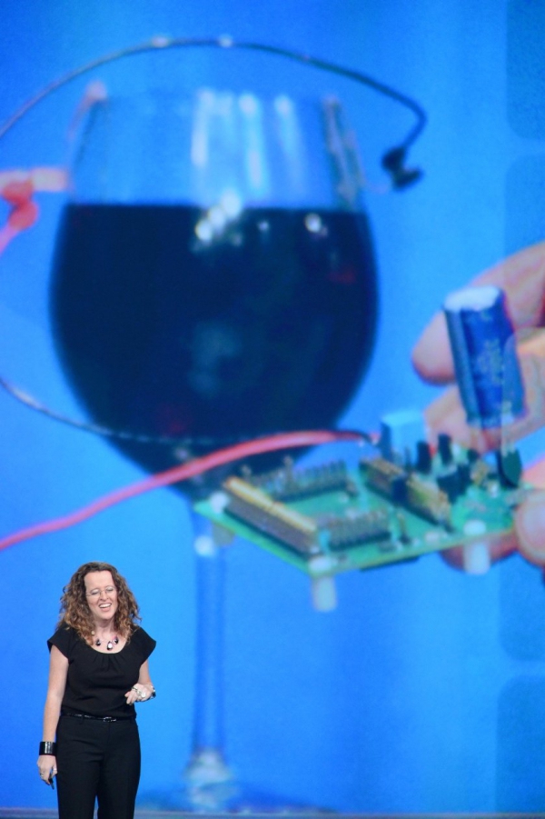 Mikroprocesor poháněný baterií vyrobenou ze sklenky vína