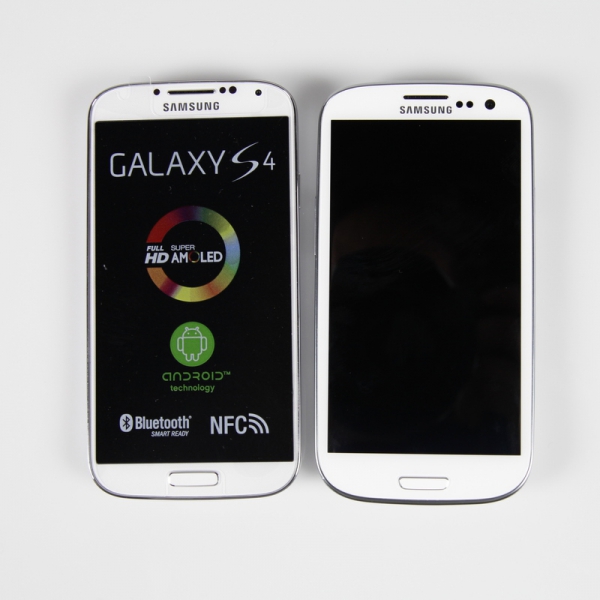 Porovnání Galaxy S4 (vlevo) a jeho předchůdce