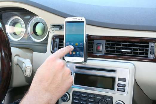 Na obrázku je k vidění jednoduchý držák do auta pro smartphone Samsung Galaxy S3 (i9300) bez možnosti nabíjení.