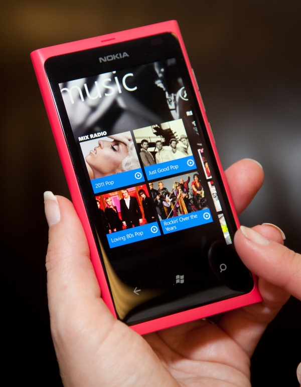 Nokia Lumia 800 s aplikací Music