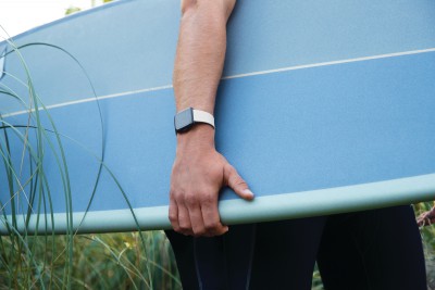fitbit-versa-lifestyle-classic-white-surfboardcloseup-nahled