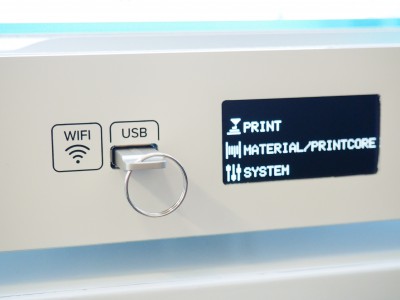 Přes Wi-Fi lze z aplikace Cura do tiskárny posílat připravené modely a na dálku kontrolovat průběh 3D tisku.