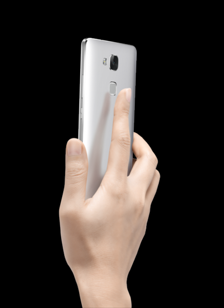 huawei-ascend-mate7-single-gray-back-face-hand-hi-res-nahled